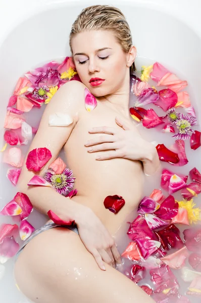 Woman  lying in the bath with rose petals — Stock Photo, Image