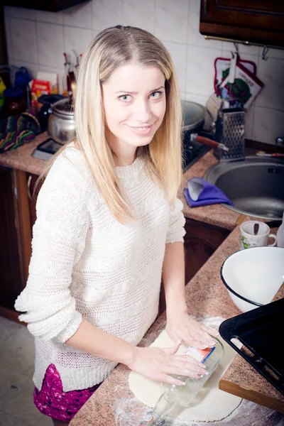 Frau bereitet Teig in der Küche zu — Stockfoto