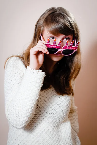 Frau schaut über lustige rosa Brille — Stockfoto