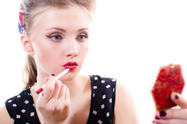 kadın kırmızı dudak kalemi çizer