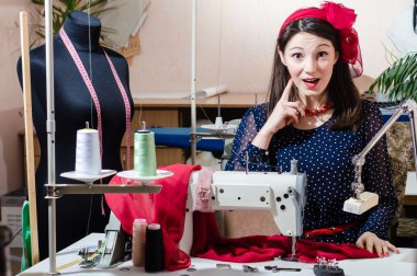 kadın dikiş makinesi ile