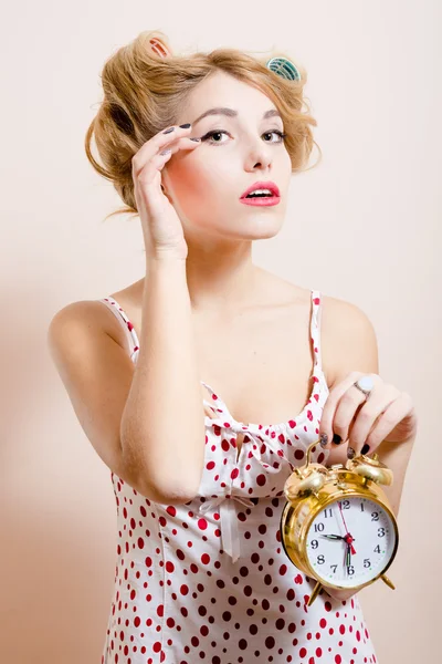 Mulher com despertador-relógio — Fotografia de Stock