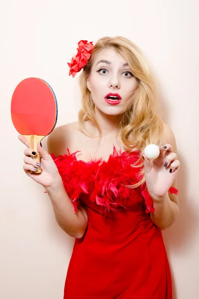 Mujer con flor en pelo y bola de bate para tenis de mesa — Foto de Stock