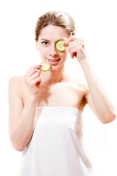 Menina de pé com fatias de pepino — Fotografia de Stock