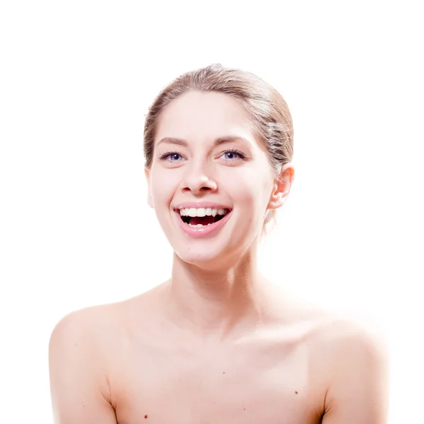 Portrét šťastný usmívající se krásná mladá atraktivní ženy s modrýma očima na bílém pozadí — Stock fotografie