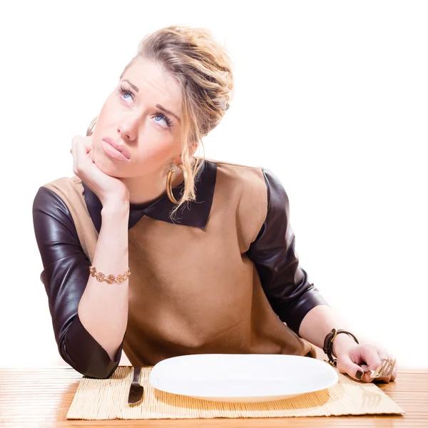 Mujer sosteniendo tenedor con plato vacío —  Fotos de Stock