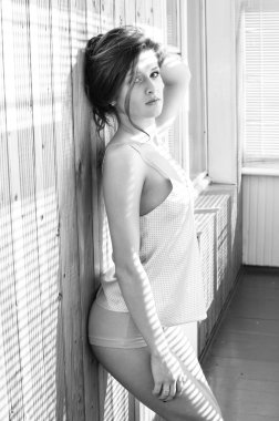 Kız Balkonda duran pijama