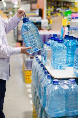 seçerek veya mineral içme bir şişe satın adam