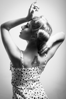 fille avec le tatouage sur l