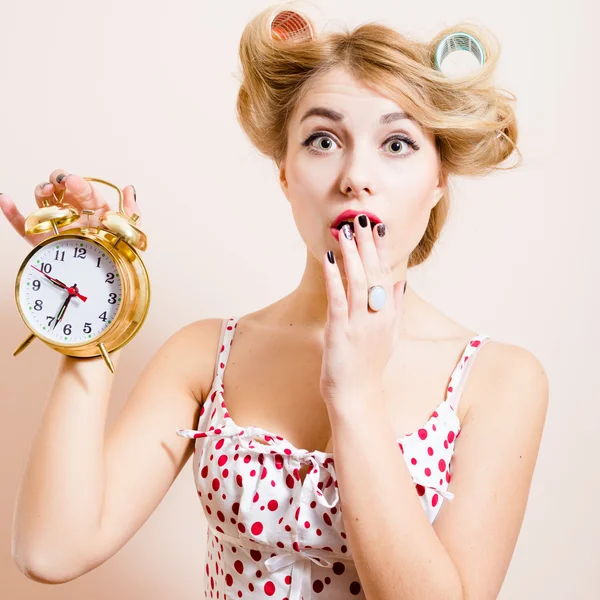 Şaşırmış kadın holding çalar saat — Stok fotoğraf