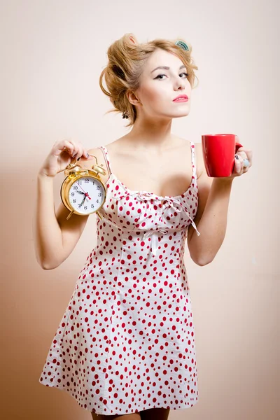 Kvinna med gyllene väckarklocka & kopp drink — Stockfoto