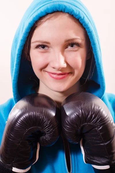 Menina bonita em um capuz azul e luvas para boxe — Fotografia de Stock