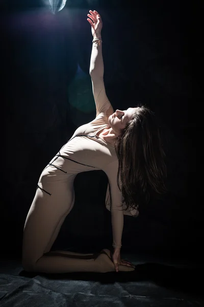 Femme en body debout dans un cercle de lumière — Photo
