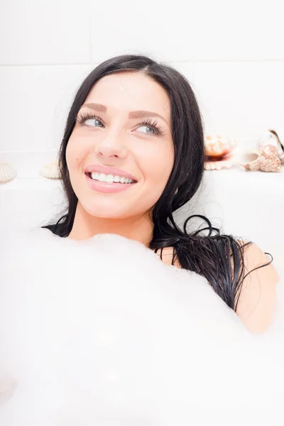 Mujer relajante en el baño con espuma — Foto de Stock