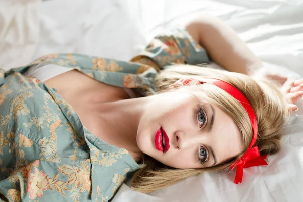Сексуальная девушка расслабляется, лежа в белой кровати — стоковое фото