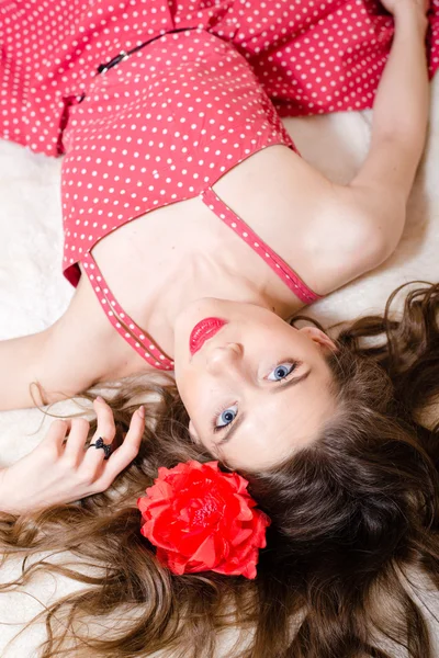 Menina em polka dot vestido relaxante na cama — Fotografia de Stock