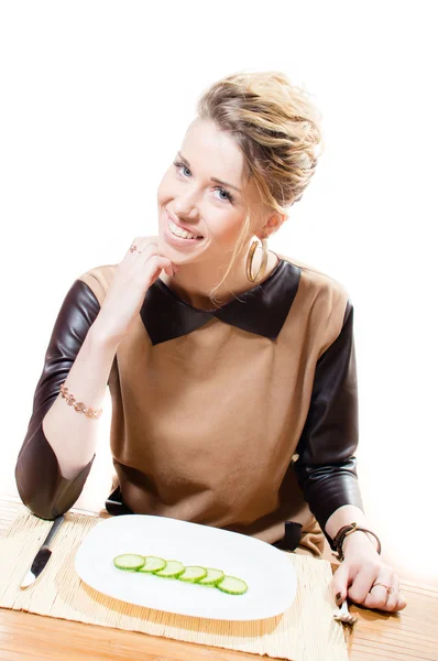 Femme avec concombre haché dans une assiette — Photo