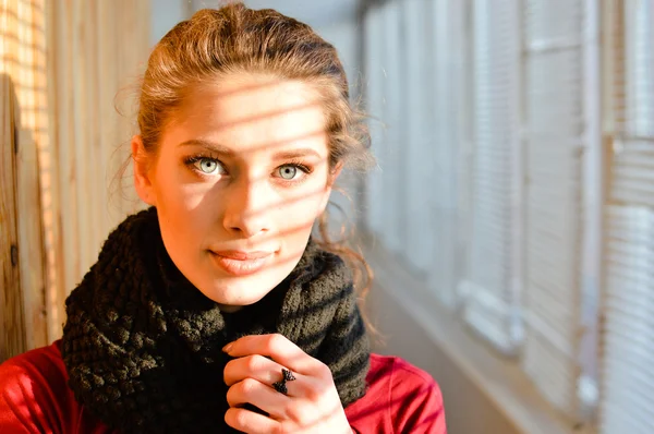 Schöne junge Frau in einem Schal — Stockfoto