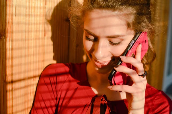 Mujer hablando por teléfono móvil — Foto de Stock