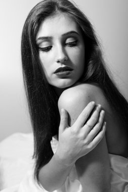 omuz arıyor dokunmadan kadın