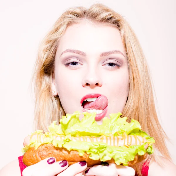 Женщина ест вкусный хотдог — стоковое фото
