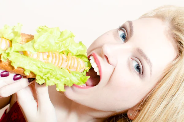 Frau isst leckeren Hotdog — Stockfoto