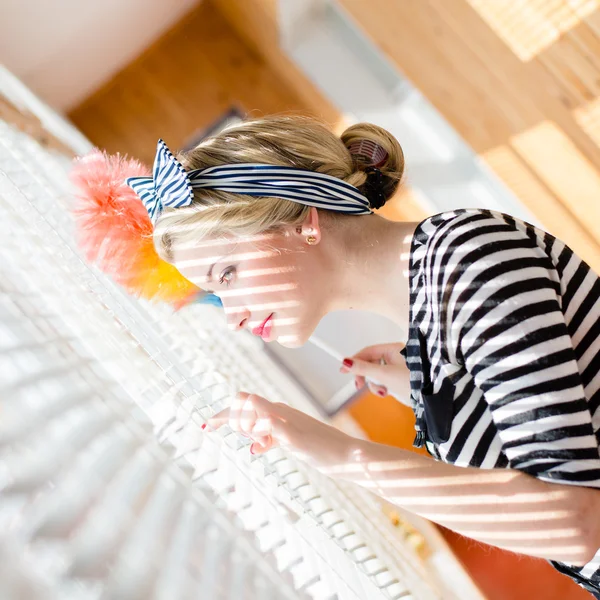 Blonde kijken naar zonnige venster — Stockfoto