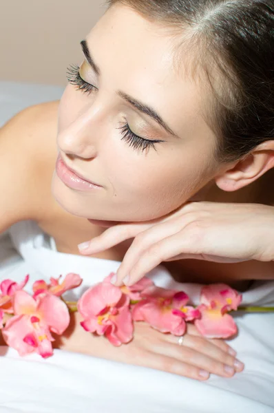 Brunette takes a relaxing spa treatments — Stock Photo, Image