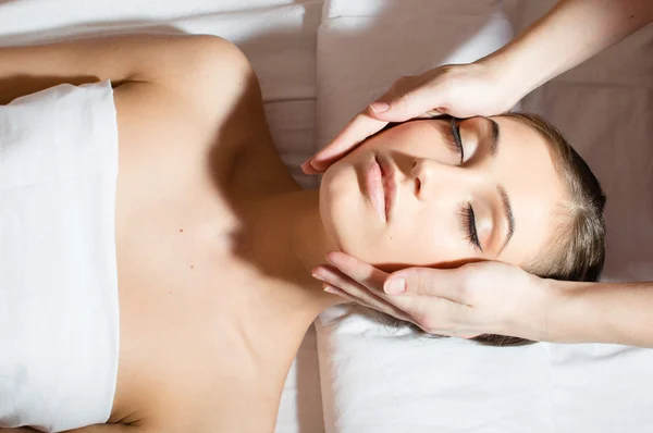 Vrouw in handdoek krijgen massage — Stockfoto