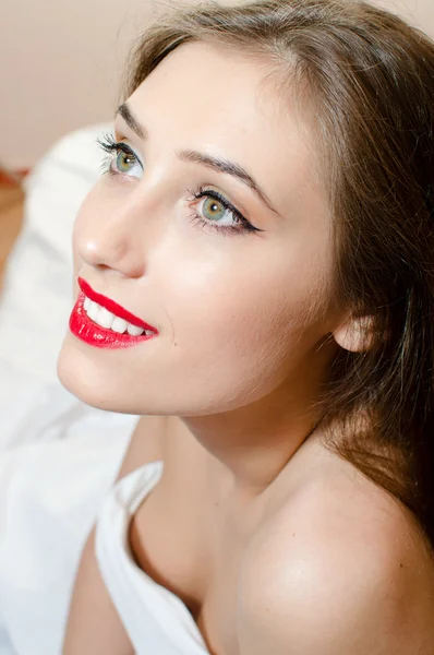 Mujer hermosa con ojos verdes labios rojos l — Foto de Stock