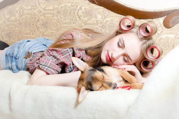 Blonde sleeping with her dog — Stock Photo, Image