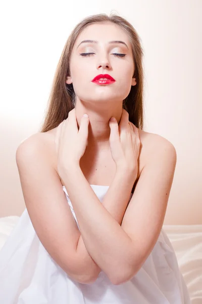 Brunette holding herself by the neck — Stock Photo, Image