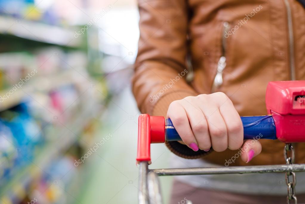 Wanita di troli supermarket membawa Stok Foto rosipro Wanita di troli supermarket membawa Stok Foto rosipro