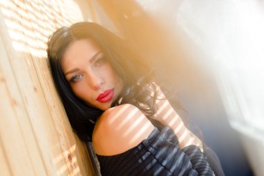 güzel seksi esmer genç kadın üzerinde alev arka plan parlayan güneş kameraya bakarak rahatlatıcı mavi gözlü tatlı portresi