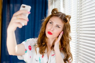 güzel genç pinup kadın ile akıllı telefon selfie fotoğraf çekme