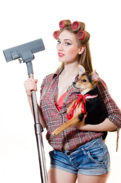 Immagine di tenere carino cucciolo e aspirapolvere bella pinup bionda giovane donna con gli occhi blu, bigodini e labbra rosse divertirsi posa felice sorridente e guardando la fotocamera ritratto — Foto Stock