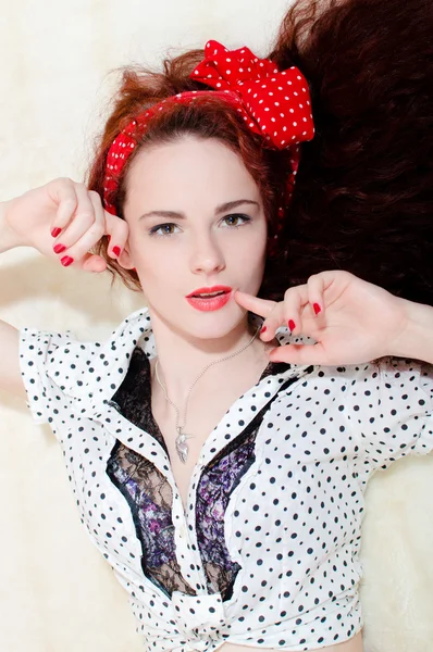 Closeup portrait of pinup girl beautiful redhead young woman having fun relaxing lying on white bed tempting looking at camera image — Stock Photo, Image