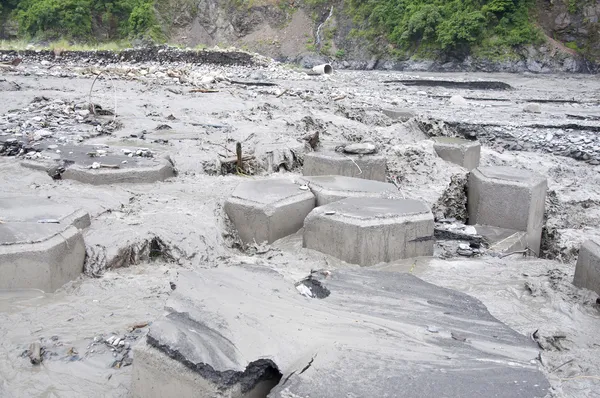 Sturzfluten in Fluss — Stockfoto