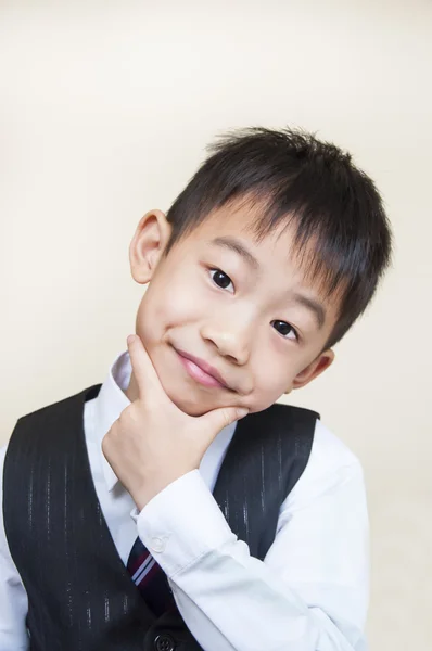 Young boy with hands on chin — Stock Photo, Image