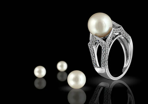 Ring met pearl en diamond Stockfoto