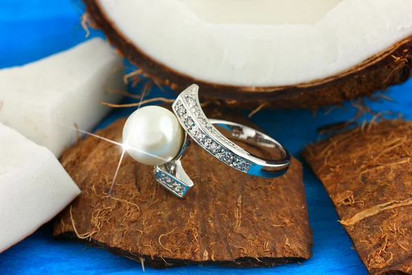 Ring with pearl on coconut — Stock Photo, Image