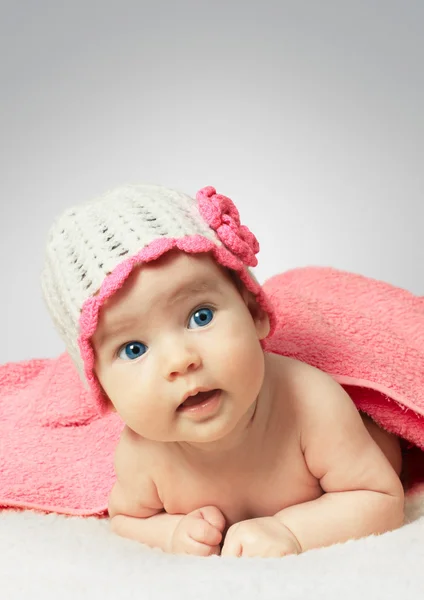 Komik küçük yeni doğan bebek çiçek şapka — Stok fotoğraf