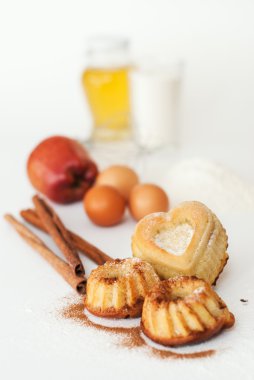 kalp şeklinde pasta ve pişirme için malzemeler