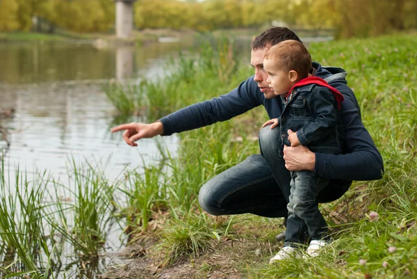Vader en zoon aan de rivier — Stockfoto
