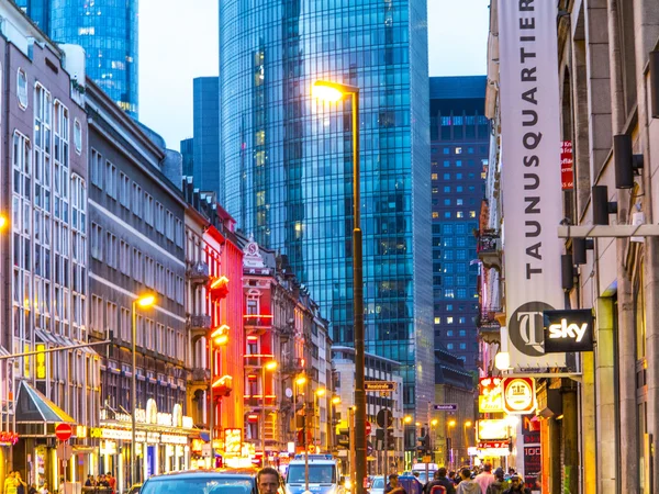 Frankfurt downtown gatubilden — Stockfoto