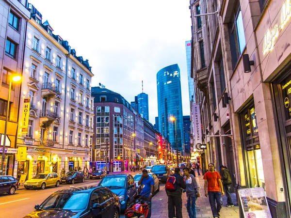 Straßenleben in der Münchner Straße — Stockfoto