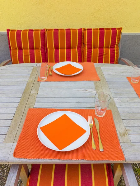 Tableclothes at a teak table in the garden — Stock Photo, Image