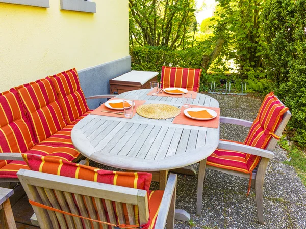 Nappes à une table en teck dans le jardin — Photo