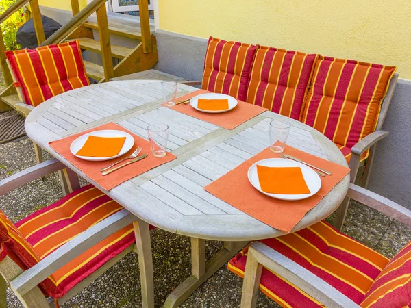 Manteles en una mesa de teca en el jardín — Stockfoto