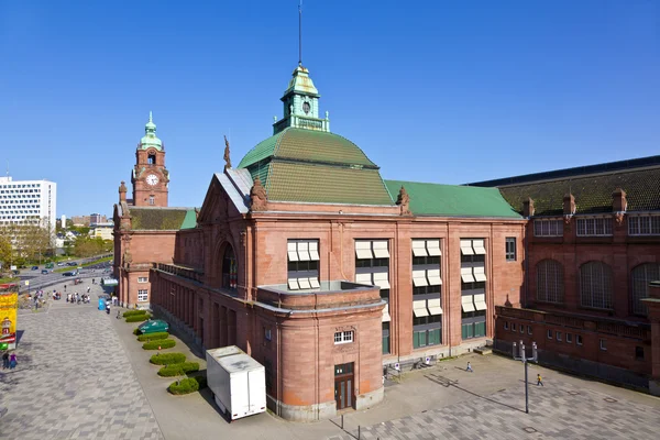 Famous classsicistic old train station in Wiesbaden — Stockfoto